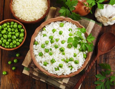 Yeşil bezelye ile pirinç 