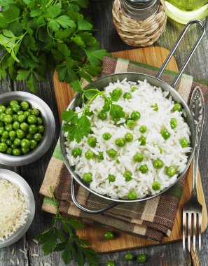 Yeşil bezelye ile pirinç