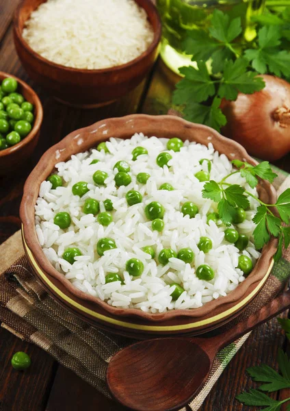 Reis mit grünen Erbsen — Stockfoto