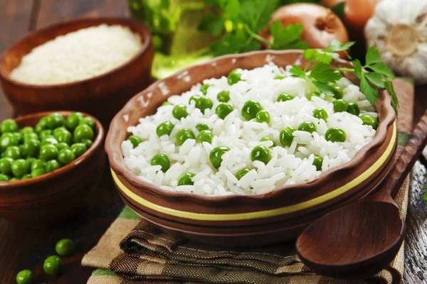 Рис с зеленым горохом — стоковое фото
