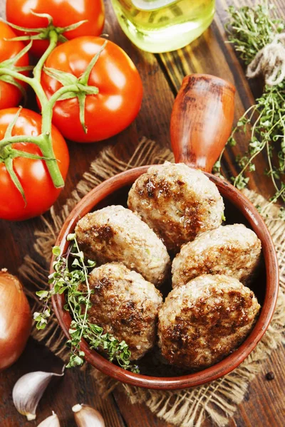 Hamburguesas en la mesa de madera — Foto de Stock