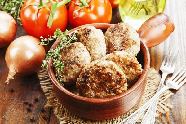 Hamburguesas en la mesa de madera — Foto de Stock