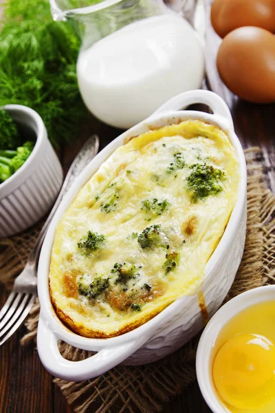 Omelett mit Brokkoli und Käse — Stockfoto