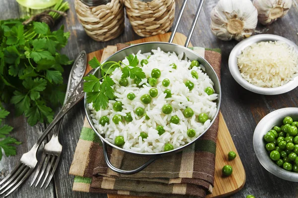 Рис з зеленим горохом — стокове фото