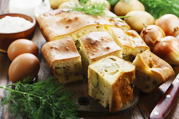 Пирог с картошкой и укропом — стоковое фото