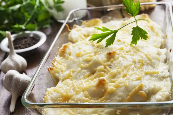 Caçarola com peixe e batatas — Fotografia de Stock