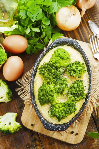 Cacerola con brócoli y huevos — Foto de Stock