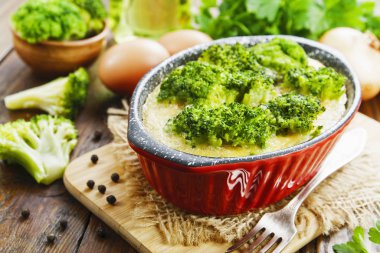 Brokoli ve yumurtalı güveç. 