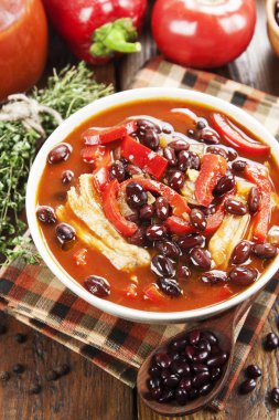 Kırmızı fasulyeli domates çorbası.
