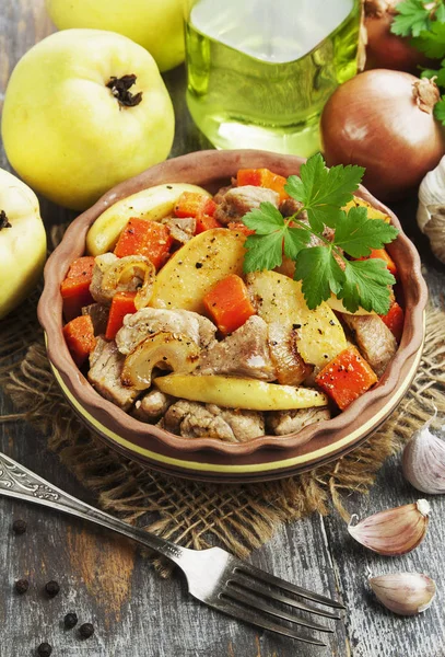 Meat baked with quince and vegetables — Stock Photo, Image