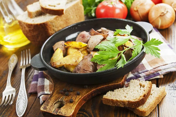 Potatoes stewed with chicken liver — Stock Photo, Image