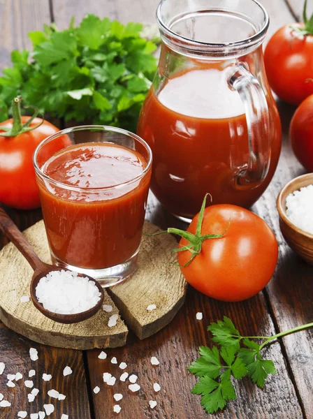 Tomatensaft im Glaskrug — Stockfoto