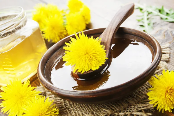 Marmelade Aus Löwenzahn Auf Dem Holztisch — Stockfoto