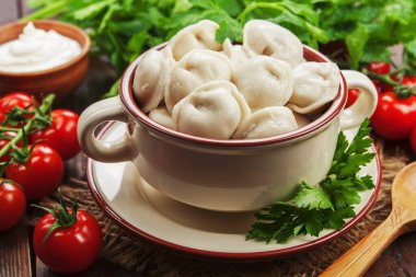 Masadaki tencerede nefis börekler var.