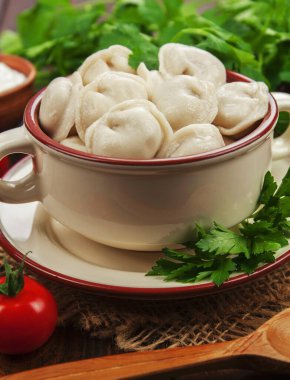 Masadaki tencerede nefis börekler var.