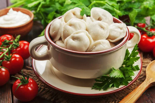 Masadaki tencerede nefis börekler var.