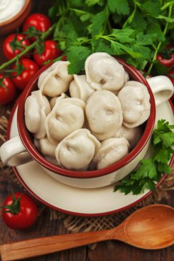 Masadaki tencerede nefis börekler var.