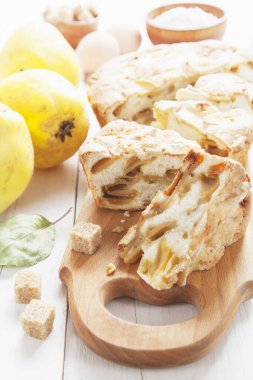 Ayva soslu meyveli turta.