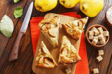 Ayva soslu meyveli turta.