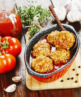 Köfte ve domates soslu pilav.