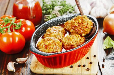 Köfte ve domates soslu pilav.