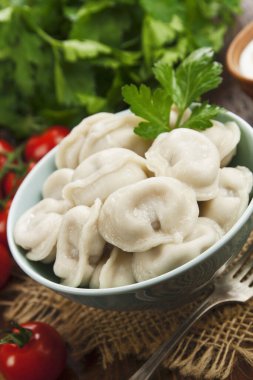 Masadaki tencerede nefis börekler var.