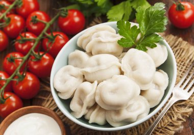 Masadaki tencerede nefis börekler var.