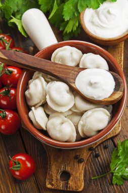 Masadaki tencerede nefis börekler var.