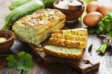 Ahşap masada şekersiz kabak pastası