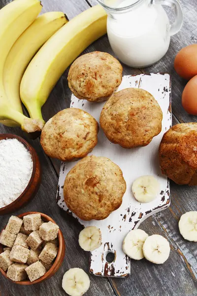 Muffins Banana Doces Uma Mesa Madeira — Fotografia de Stock