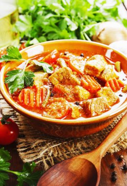 Domates soslu sebzeli güveç et