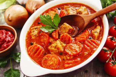 Domates soslu sebzeli güveç et