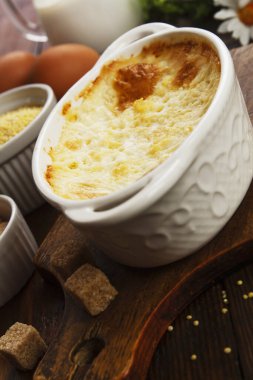 Tahta bir masada ev yapımı darı güveci.