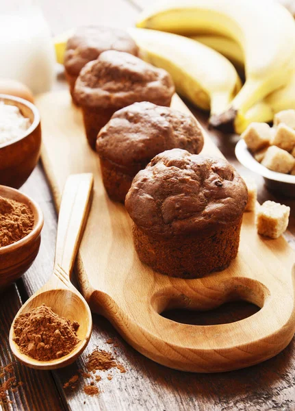 Chokladmuffins Med Banan Bordet — Stockfoto