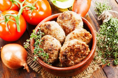 Ahşap masada tava Hamburgerler