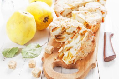 Ayva soslu meyveli turta.