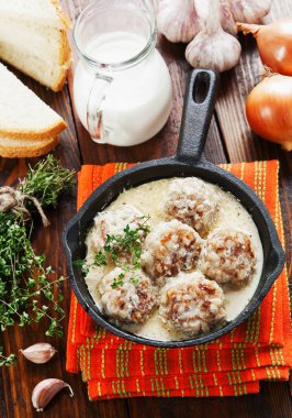 Masada kremalı soslu pilavlı köfteler.