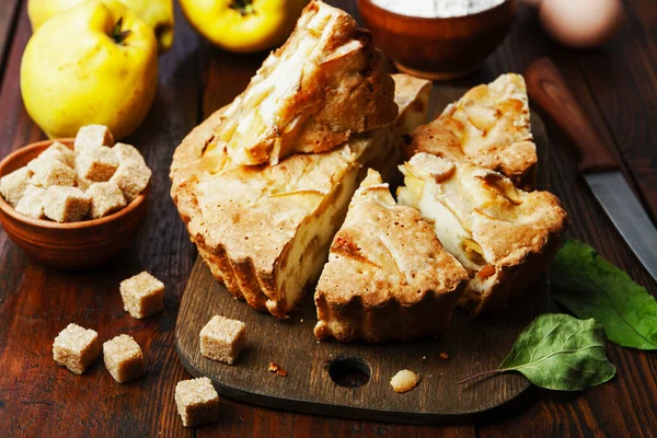 Obstkuchen Mit Quitte Auf Dem Tisch — Stockfoto