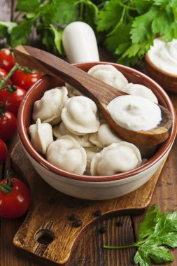 Masadaki tencerede nefis börekler var.