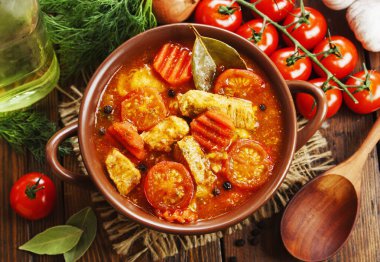 Domates soslu sebzeli güveç et