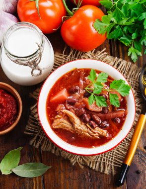 Lahanalı pancar çorbası ve kırmızı fasulye.