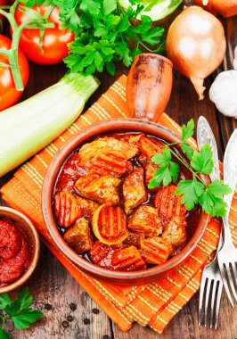 Domates soslu sebzeli güveç et