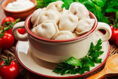 Masadaki tencerede nefis börekler var.