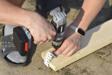 İnşaat işi, çekiç matkabıyla çalışmak, bir işçinin elleri.