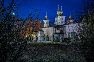 Yaldızlı kubbeleri olan ve geceleri aydınlanan bir kilise.