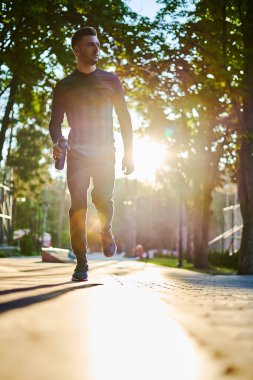 spor için genç adam gider