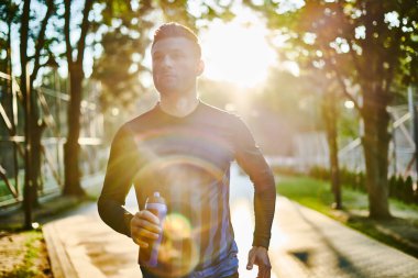 spor için genç adam gider