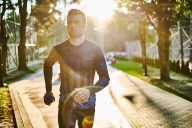 spor için genç adam gider