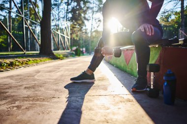 spor için genç adam gider