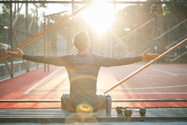 spor için genç adam gider